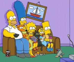 пазл Симпсоны на диване у себя дома